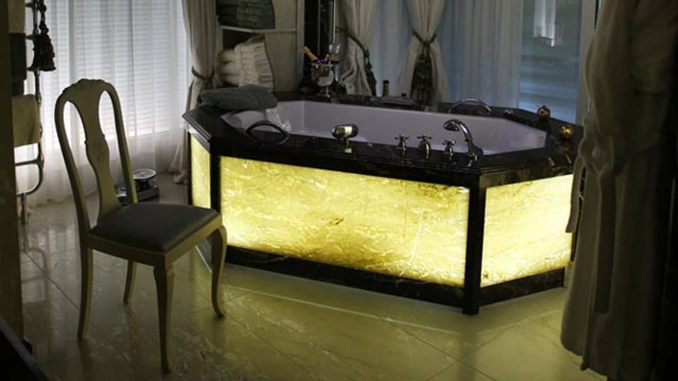 Luxus pur: Freistehende Badewanne im Penthouse der Strandresidenz