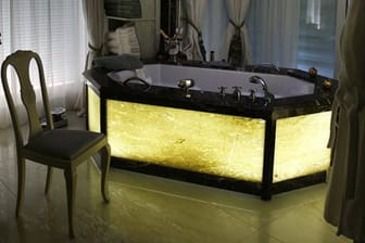 Luxus pur: Freistehende Badewanne im Penthouse der Strandresidenz