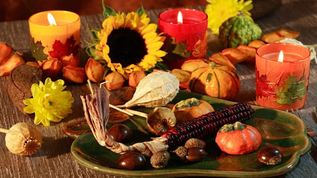 Herbstdeko mit Kerzen: Gemütliches Ambiente schaffen.