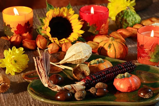 Herbstdeko mit Kerzen: Gemütliches Ambiente schaffen.