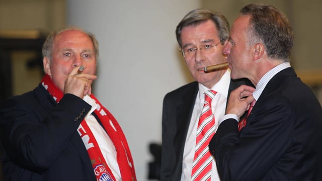 Meisterfeier 2010: Uli Hoeneß (li.), Karl Hopfner (Mitte) und Karl-Heinz Rummenigge. Meisterfeier 2010: Uli Hoeneß (li.), Karl Hopfner (Mitte) und Karl-Heinz Rummenigge.