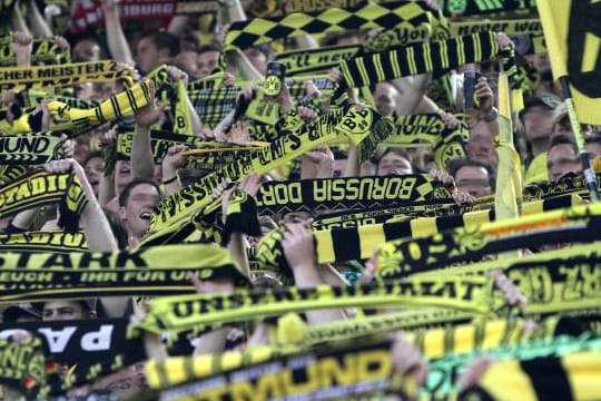 Jubelnde BVB-Fans bei der Saisoneröffnung