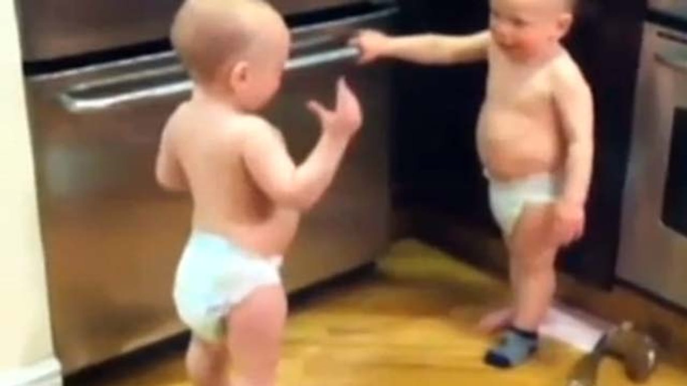 Babys: Die "Konversation" dieser Baby-Zwillinge in Dada-Sprache ist ein Video-Hit im Internet.
