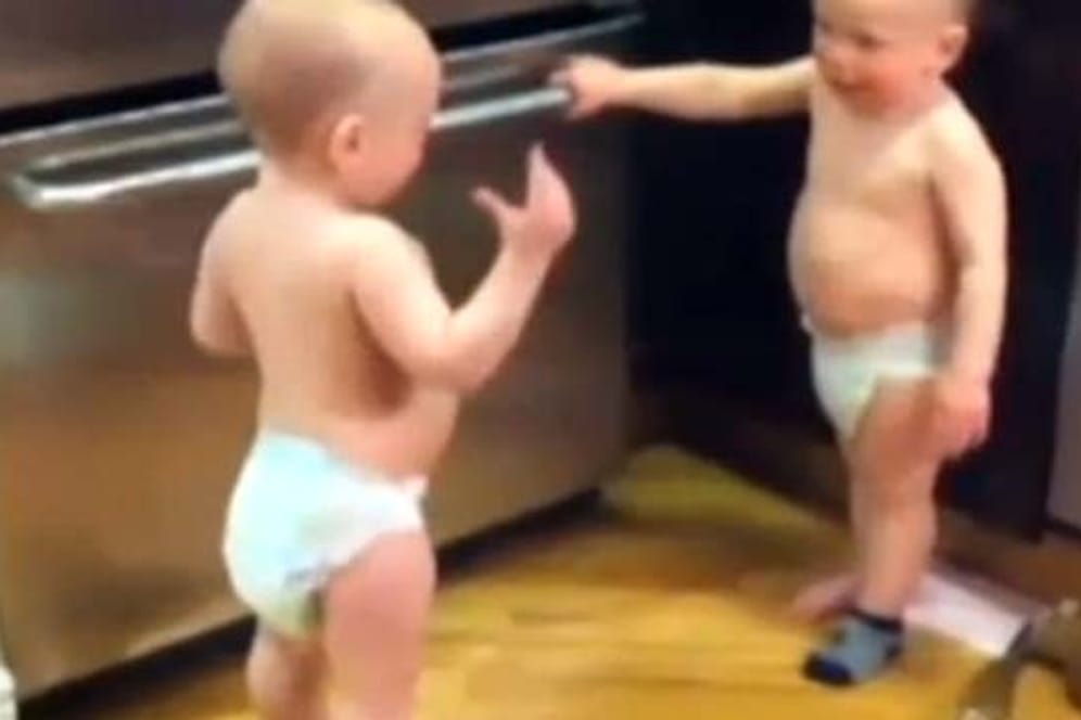 Babys: Die "Konversation" dieser Baby-Zwillinge in Dada-Sprache ist ein Video-Hit im Internet.