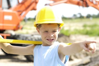 Baustellen ziehen Kinder magisch an. Eltern sollten auf keine ihre Aufsichtspflicht vernachlässigen.