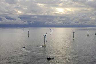 Für Probleme beim Ausbau von Offshore-Windparks sollen jetzt die Stromkunden haften