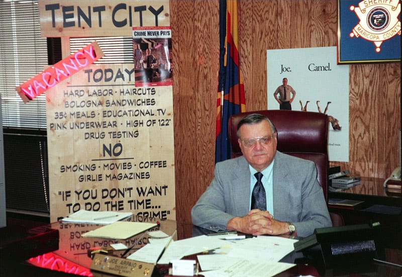 Maricopa County Sheriff Joe Arpaio an seinem Schreibtisch.
