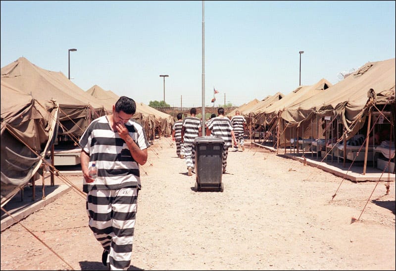 Einige Gefängnis-Insassen verschaffen sich im Tent City Jail etwas Bewegung.