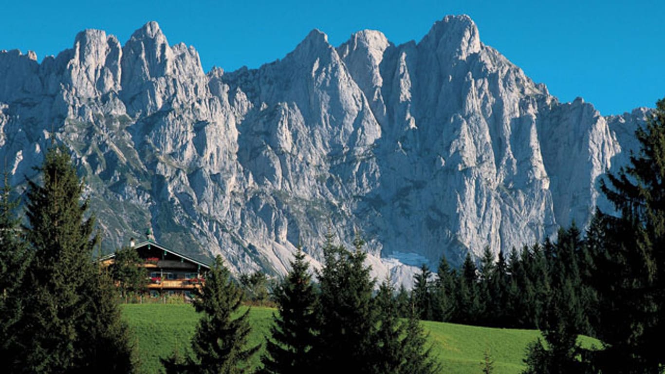 Rund um den Wilden Kaiser in Tirol wird die TV-Serie "Der Bergdoktor" gedreht. Die Landschaft lädt aber auch zum Wandern und Mountainbiken ein.