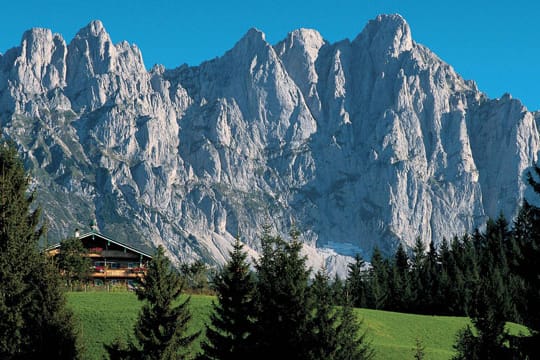 Rund um den Wilden Kaiser in Tirol wird die TV-Serie "Der Bergdoktor" gedreht. Die Landschaft lädt aber auch zum Wandern und Mountainbiken ein.