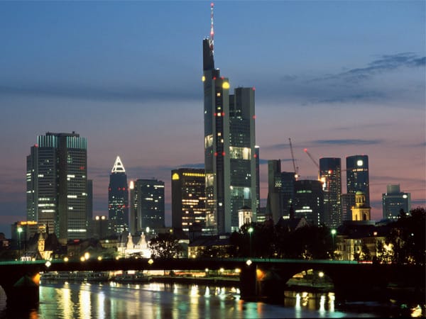 Die Skyline von Frankfurt ist nicht nur bei Nacht sehenswert. Direkt am Mainufer befinden sich übrigens einige Museen, die jedes Jahr zum Museumsuferfest gefeiert werden.