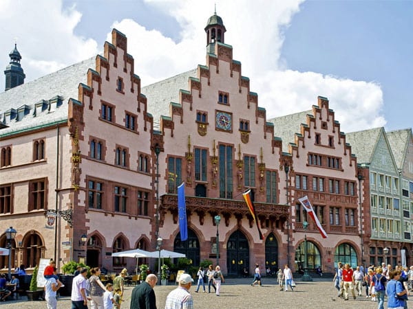 Die historischen Gebäude des Frankfurter "Römers" befinden sich im Zentrum von Frankfurt. Das Rathaus ist darin untergebracht.