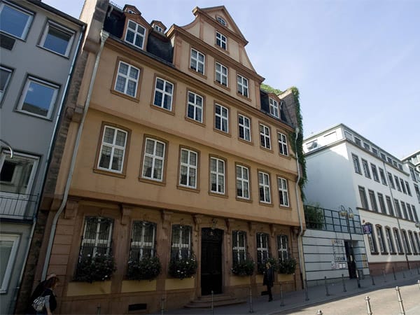 Der wohl bekannteste deutsche Dichter wurde in Frankfurt am Main geboren. Im Goethehaus, seinem Geburtshaus, kann man heute noch einiges zu Goethe erfahren.