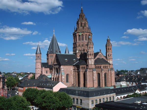 Der Dom zu Mainz blickt auf eine über 1000 Jahre alte und bewegende Geschichte zurück. Deutlich wird das auch durch die verschiedenen Stilelemente.