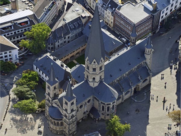 Das Bonner Münster befindet sich in der Nähe der Universität und liegt nur etwa vier Kilometer von Museumsmeile mit den zahlreichen Museen entfernt.