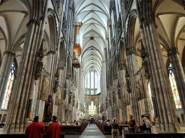 Der Kölner Dom ist wohl eines der bekanntesten Kirchengebäude weltweit und auch aufgrund seiner Nähe zum Stadtzentrum auf jeden Fall eine Reise wert.
