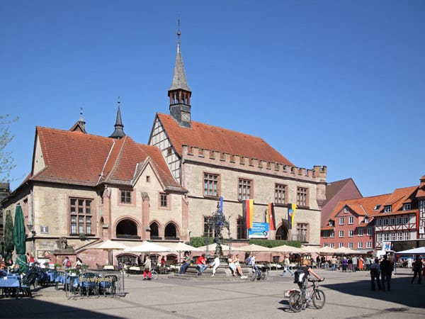 Am Marktplatz mit dem Gänseliesel befindet sich auch das alte Rathaus von Göttingen. Von hier aus können Sie einfach zu Fuß die Tour starten.