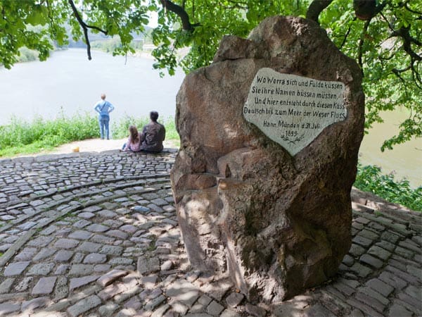 Der Weserstein in Hann. Münden lädt zum Abschalten ein. Lassen Sie hier einfach mal die Seele baumeln. Hintergrund des Wesersteins ist die Vereinigung der Flüsse Fulda und Werra zur Weser.