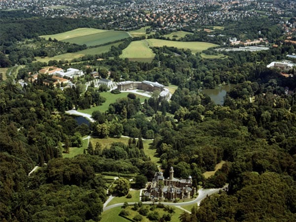 Vorab eine Übersicht über den Bergpark Wilhelmshöhe. Zu sehen ist das Schloss Wilhelmshöhe, sowie die Löwenburg, der Bergpark und die Stadt Kassel zum Fuße des Berges.