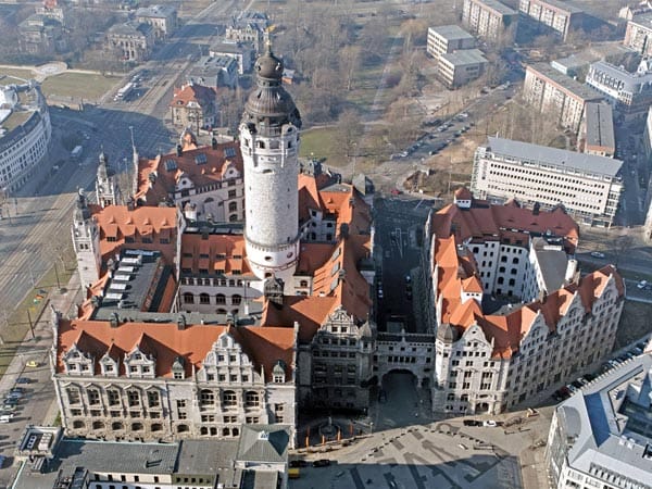 In Leipzig lebt es sich königlich. Die Mitarbeiter des neuen Rathauses arbeiten sogar in einem ehemaligen Schloss. Ein schöner Arbeitsplatz, oder?