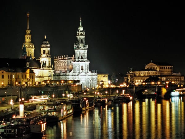 Die historische Altstadt von Dresden liegt direkt an der Elbe und lädt zum abendlichen Flanieren geradezu ein.