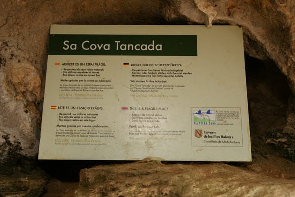 Einige Höhlen, wie die Cova Tancada sind relativ unbekannt. Man sollte die Höhlen am besten mit erfahrenen Führern erkunden.