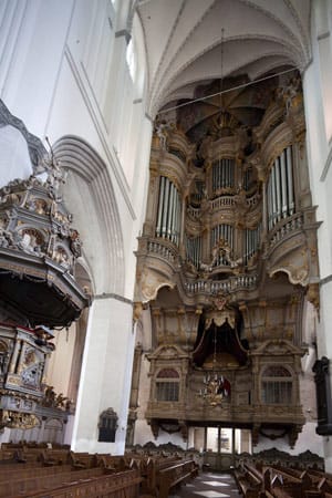 Die Orgelanlage der Marienkirche in Rostock ist wirklich schön anzuschauen. Wie sie klingt können Sie ja mit etwas Glück live vor Ort erfahren.
