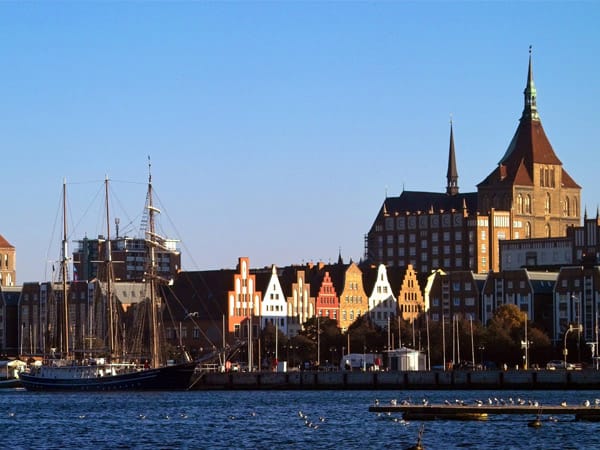 Die Sicht von dem Ausläufer der Ostsee, auf die bunten Häuser der Rostocker Altstadt ist absolut zu empfehlen. Rechts ist die Marienkirche zu sehen.