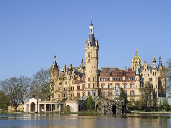Die Sicht vom Schweriner See auf das Schweriner Schloss ist atemberaubend schön.
