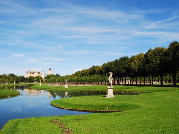 Direkt hinter dem Schweriner Schloss befindet sich der parkähnliche Schlossgarten.