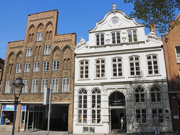 In dem Roman "Die Buddenbrooks" von Thomas Mann geht es um den Fall einer reichen Lübecker Familie. Heute sind im Buddenbrookhaus die zwei Dauerausstellungen zur Familie Mann und den Buddenbrooks untergebracht.
