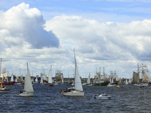 Zur Kieler Woche befinden sich unzählige Segelschiffe im Hafen. Hier ist die sogenannte Windjammerparade zu sehen.
