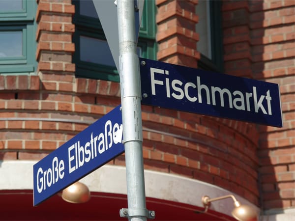 Ein weiteres Aushängeschild Hamburgs ist der weltbekannte Fischmarkt. Hier sollen Sonntagmorgens auch mal zünftige Parties steigen.