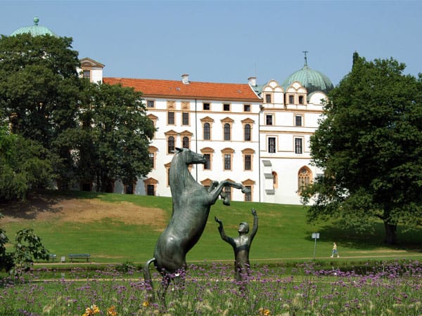 Im Vordergrund die Skulptur "Hengst Wohlklang in der Freiheitsdressur" und im Hintergrund das Celler Schloss.