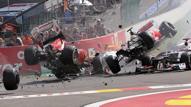 Die Trümmerteile fliegen: Heftiger Crash beim Start in Spa.
