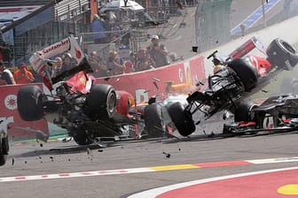Die Trümmerteile fliegen: Heftiger Crash beim Start in Spa.