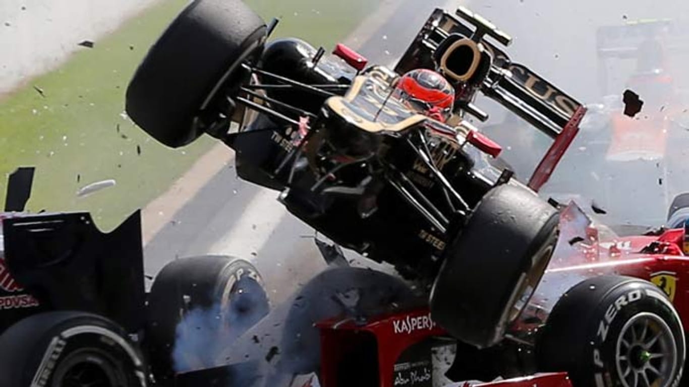 Romain Grosjean kracht mit seinem Lotus in den Ferrari von Fernando Alonso.