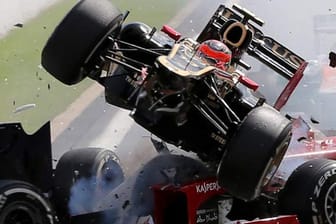 Romain Grosjean kracht mit seinem Lotus in den Ferrari von Fernando Alonso.