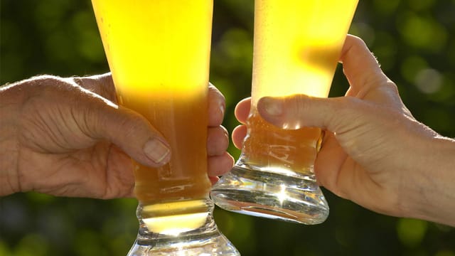 Wer Bier aus Weizengläsern trinkt, trinkt laut einer Studie automatisch hastige