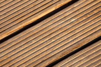 Abschleifen oder Imprägnieren ist nicht nötig, denn WPC (Wood-Plastic-Composites) ist eine robuste Mischung aus Holz und Kunststoff