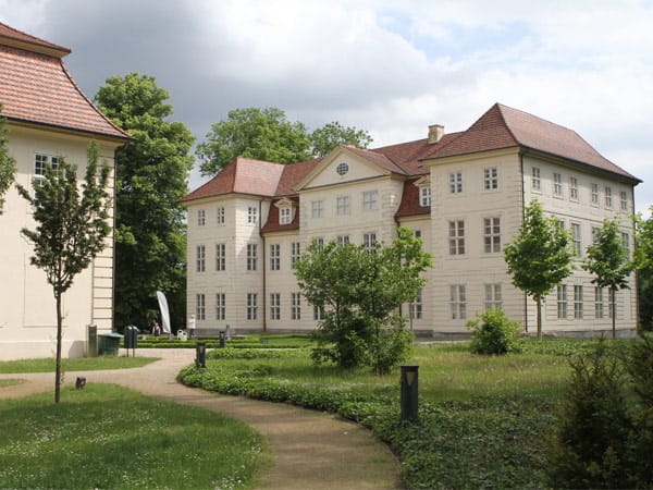 Zu sehen ist hier das Schloss Mirow, so wie ein Teil des dazugehörigen Schlossparks. In diesem Schlosspark befindet sich auch die Schlossbrauerei mit dem alten Rittersaal.