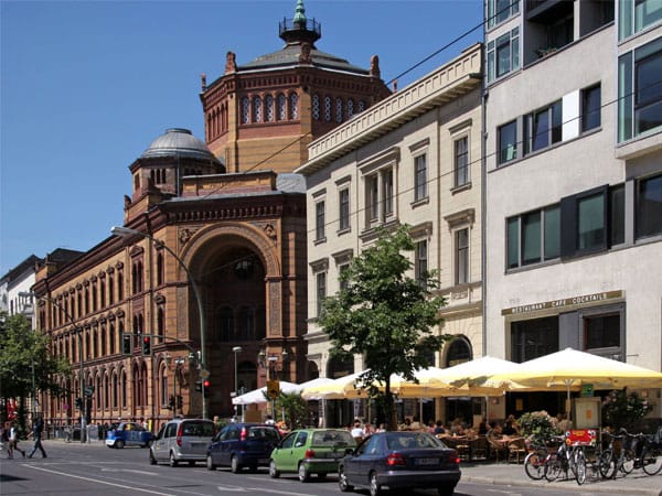 Auf der Oranienburger Straße finden sie zahlreiche Cafés und Bars. Auf dem Foto sehen Sie noch das alte Postfuhramt.