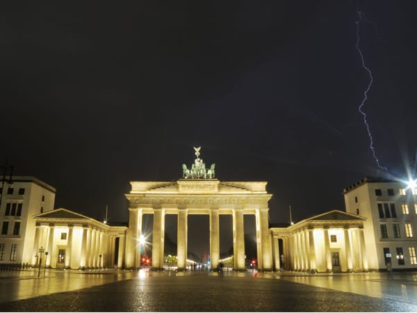 Durch das Brandenburger Tor gelangen Sie zu dem Areal des Bundestages. Darüber hinaus ist es natürlich das Wahrzeichen und Aushängeschild Berlins.