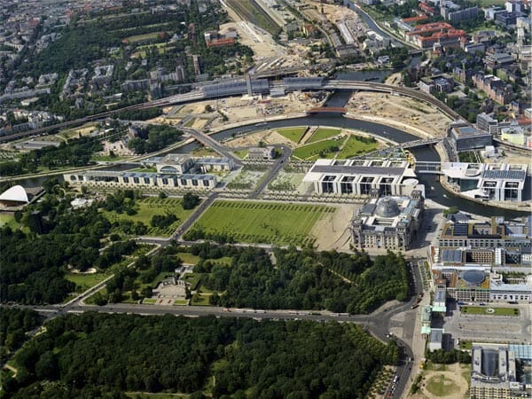 Auf diesem Bild sehen Sie rechts das Brandenburger Tor, leicht darüber den Bundestag und im linken Teil das Kanzleramt, im Berliner Volksmund auch Waschmaschine genannt.