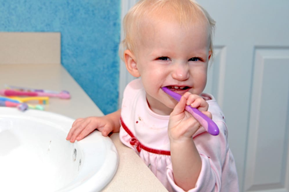 Zähneputzen muss schon bei den Kleinsten zum täglichen Ritual werden.