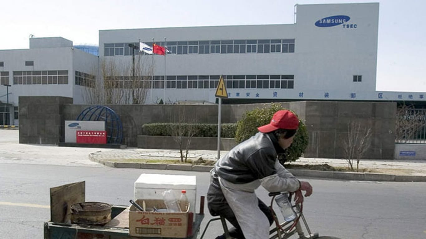 Radfahrer vor der Samsung-Fabrik im chinesischen Tianjin