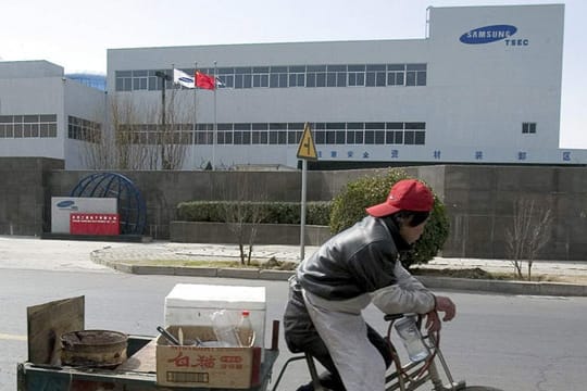 Radfahrer vor der Samsung-Fabrik im chinesischen Tianjin