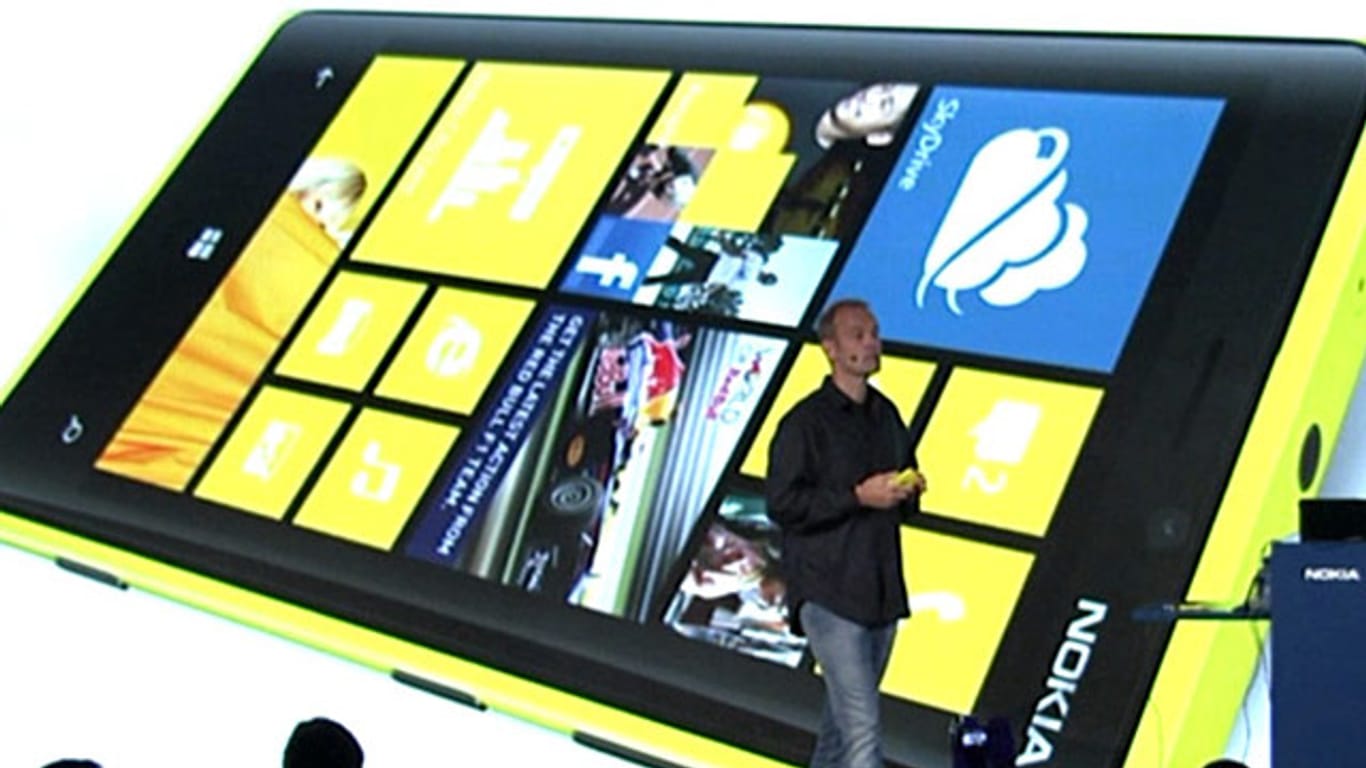 Steve Ballmer (l.) und Stephen Elop während der Präsentation des neuen Windows Phone 8