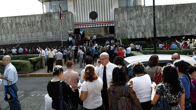 Menschen versammeln sich nach dem Beben in San José, der Hauptstadt von Costa Rica, auf der Straße