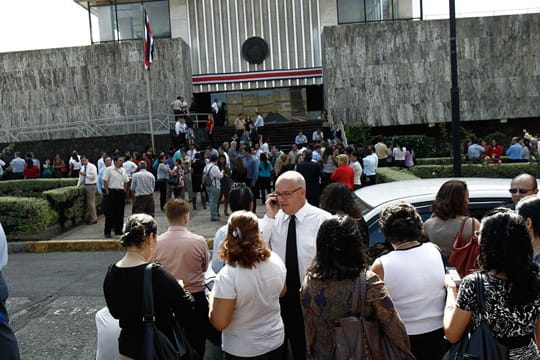 Menschen versammeln sich nach dem Beben in San José, der Hauptstadt von Costa Rica, auf der Straße